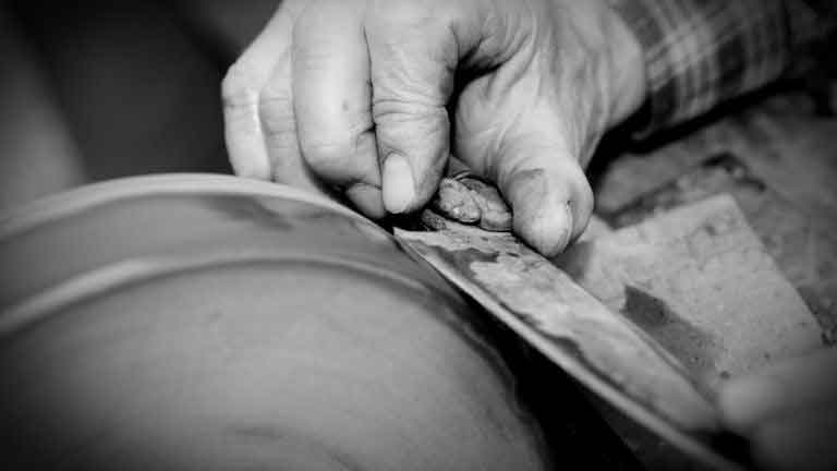 grinding knife at home shop by a beginner